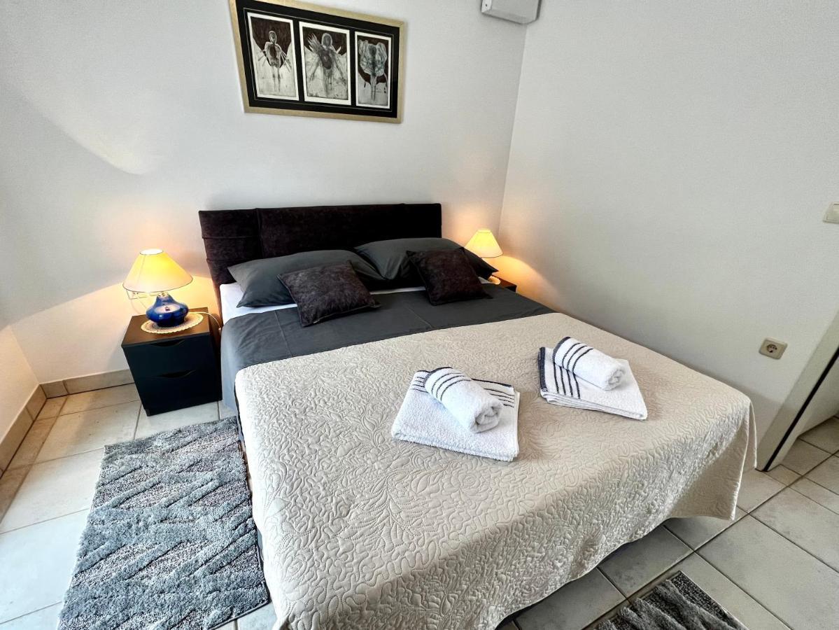 Apartments Lokunja Паг Екстер'єр фото