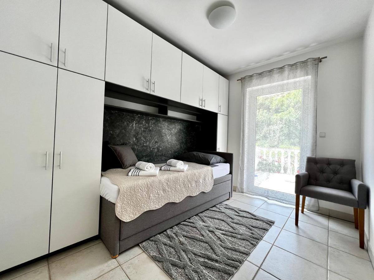 Apartments Lokunja Паг Екстер'єр фото